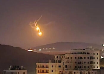 Sejumlah rudal Iran menyerang Israel. Foto: Al Jazeera
