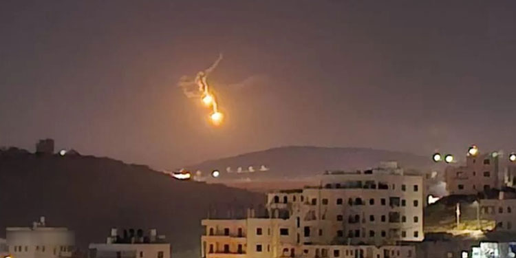 Sejumlah rudal Iran menyerang Israel. Foto: Al Jazeera
