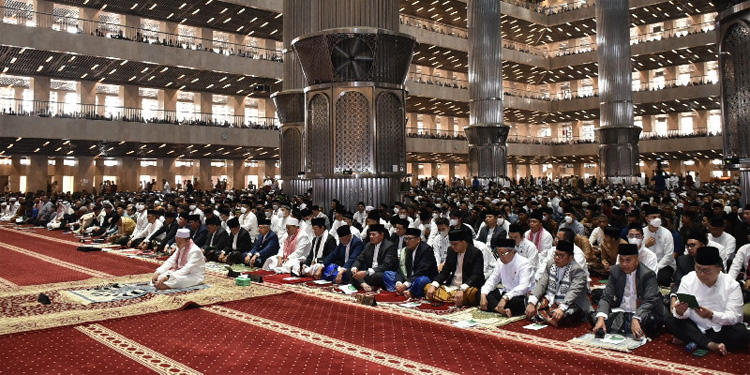 Ilustrasi - Jemaah memadati Masjid Istiqlal pada momen salat Idulfitri 2023. (Dok. Humas Kementerian Agama)