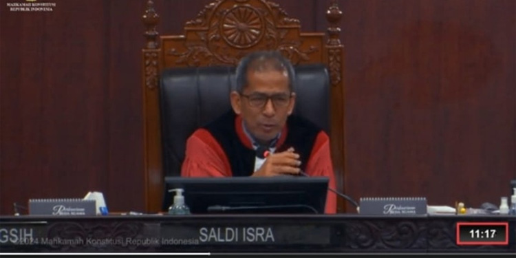 Hakim Mahkamah Konstitusi (MK) Saldi Isra memberikan catatkan kepada ahli tim hukum Prabowo-Gibran, Margarito Kamis. (YouTube MK)