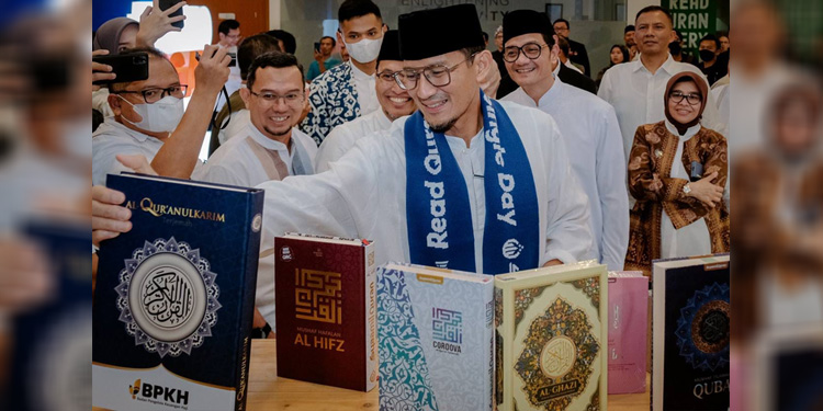 Menparekraf Sandiaga Uno melihat proses pembuatan mushaf Al Quran di Syaamil Quran, Bandung, Kamis (4/4/2024). Foto: Humas Kemenparekraf for indopos.co.id