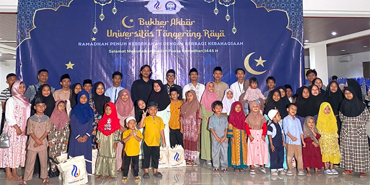 Keluarga Besar Mahasiswa dan Civitas Akademika Universitas Tangerang Raya merayakan momen berharga dalam semangat kebersamaan dan kepedulian sosial melalui acara berbuka puasa bersama dan santunan anak yatim piatu. Foto: Dok Ist