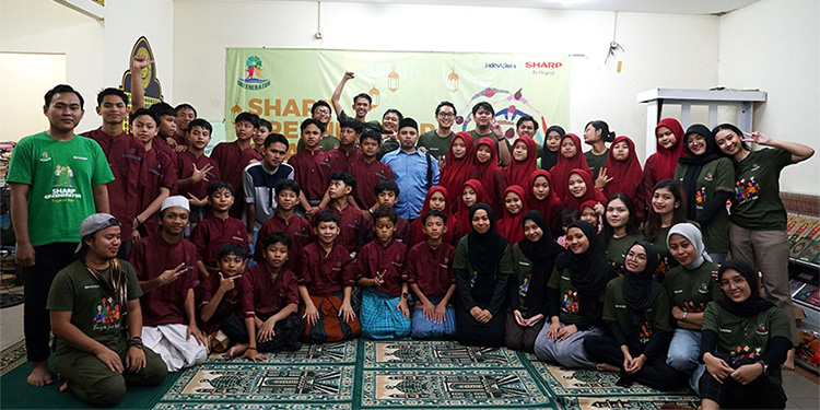 Perwakilan Sharp Indonesia bersama Sharp Greenerator dan anak panti asuhan berfoto bersama  usai  kegiatan Charity yang dilaksanakan di panti asuhan Assaidah Bogor. (Dok. Sharp Indonesia)