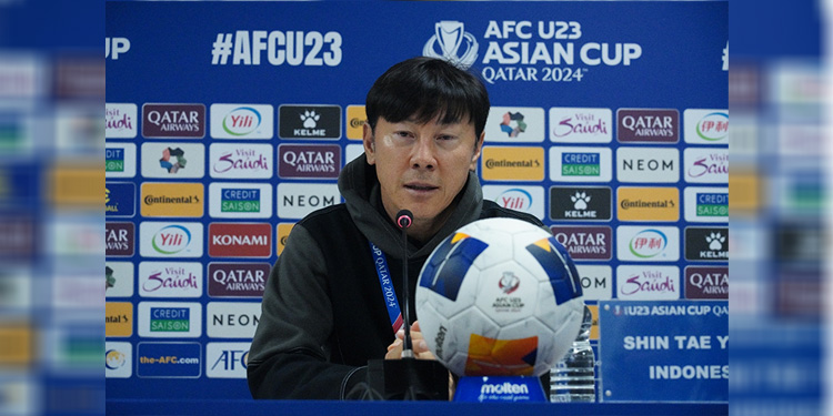 Pelatih timnas Indonesia Shin Tae-yong memberikan keterangan pers jelang laga Indonesia vs timnas Korsel pada perempat final Piala Asia U-23 2024. Foto: Dok PSSI