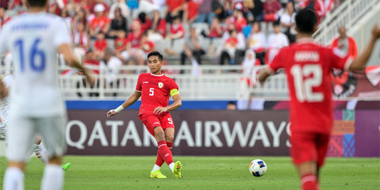 Kapten timnas Indonesia U-23 Rizky Ridho bermain lawan timnas Uzbekistan U-23 dalam semifinal Piala Asia U-23 di Qatar. (Dok PSSI)