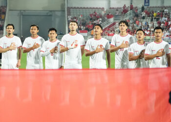 Para pemain Timnas Indonesia U-23 mengepalkan tangan di dada saat menyanyikan lagu Indonesia Raya dalam kompetisi Piala Asia U-23 2024. (Dok. PSSI)