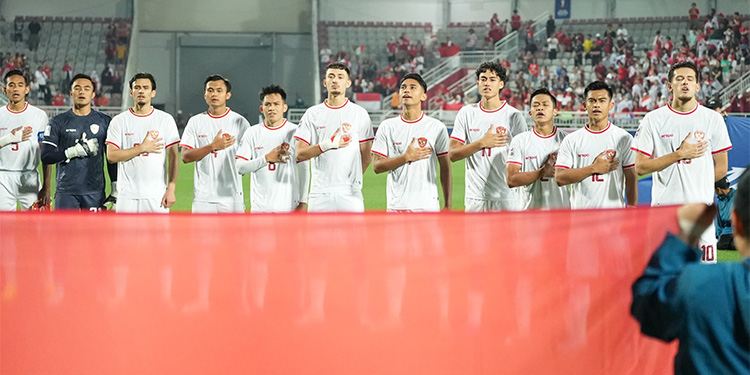 Timnas Indonesia menyanyikan lagu kebangsaan dalam perempatfinal AFC U-23, Korea Selatan vs Indonesia, di stadion di Abdullah bin Nasser bin Khalifa Stadium, Qatar, Jumat dinihari WIB, 26 April 2024. (Dok PSSI)