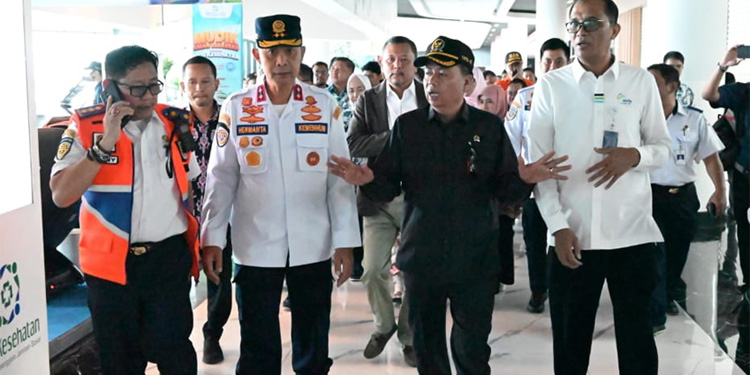 Komisi V DPR RI saat melakukan Kunjungan Kerja ke Pelabuhan Merak, Jumat (5/4/2024). (Dok. Humas DPR)