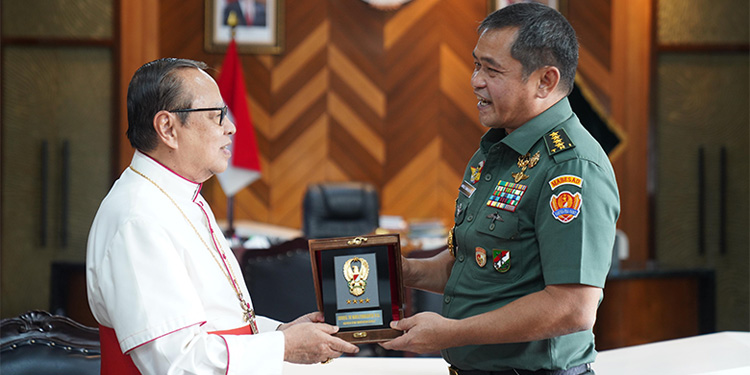 KSAD Jenderal TNI Maruli Simanjuntak Terima Kunjungan Mgr Ignatius Kardinal Suharyo - tni 1 - www.indopos.co.id
