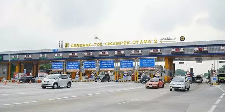Sejumlah kendaraan melewati Gerbang Tol Cikampek Utama 2. (Dok. Jasa Marga)