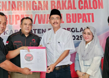 Aktivis antikorupsi Banten, Uday Suhada mengambil formulir pendaftaran bakal calon bupati (Cabup)  Pandeglang ke Kantor DPC PDIP Pandeglang, pada Selasa (23/4/2024). (Dok. Tim Uday Suhada)
