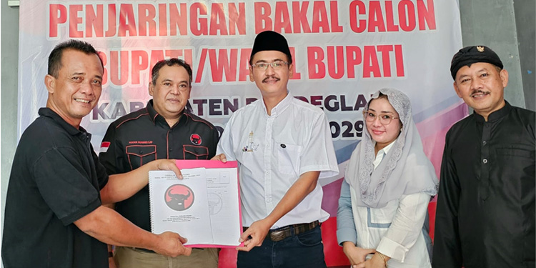 Aktivis antikorupsi Banten, Uday Suhada mengambil formulir pendaftaran bakal calon bupati (Cabup)  Pandeglang ke Kantor DPC PDIP Pandeglang, pada Selasa (23/4/2024). (Dok. Tim Uday Suhada)