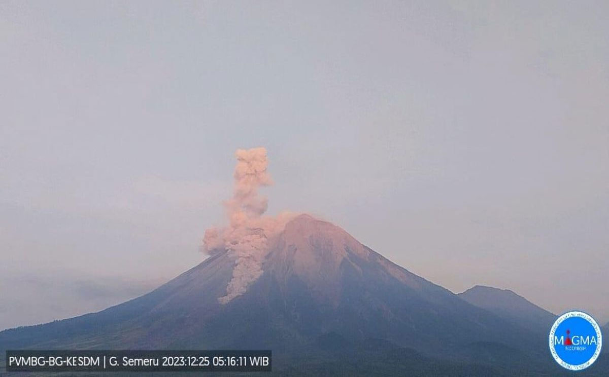 Gunung Semeru Erupsi Disertai Letusan Abu Hingga 900 Meter - Www ...