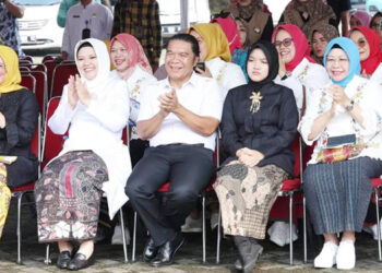 Pj Gubernir Banten Al Muktabar pada Gebyar Dharma Wanita Persatuan Provinsi Banten dalam Peringatan Hari Kartini. (Humas Pemprov Banten)