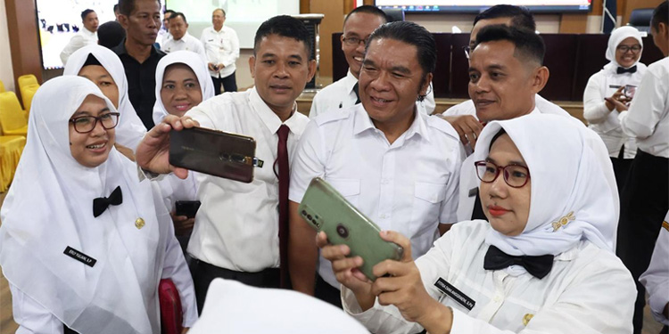 Para PPPK berfoto selfie dengan Pj Gubernur Banten Al Muktabar. (Humas Pemprov Banten)