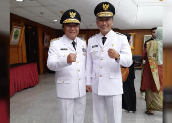 Al Muktabar (kiri) usai dilantik kembali menjadi Penjabat (Pj.) Gubernur Banten untuk periode ketiga. Foto: Istimewa