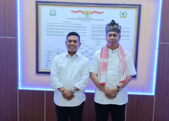 Kesepuhan adat Cisitu H Yoyo Yohenda alias Abah Uta bin alm Olot HM Sukri (kiri) bersama ketua DPRD Banten Andra Soni. (Istimewa)