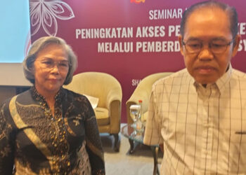 Guru Besar Keperawatan Fakultas Ilmu Keperawatan Universitas Indonesia (FIK UI) Prof Budi Anna Keliat (kiri). Foto: Nasuha/ INDOPOS.CO.ID