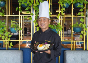Grand Swiss-Belhotel Darmo, Surabaya meluncurkan tiga hidangan khas antara lain rawon kikil, Bintoro fried rice dan pan seared salmon.