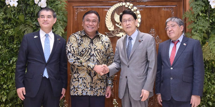 Wakil Ketua DPR RI Rachmat Gobel saat menerima delegasi dari partai berkuasa di Jepang, Liberal Democratic Party (LDP), di Ruang Delegasi, Gedung Nusantara III, DPR RI, Jakarta, Jumat (3/5/2024). (Humas DPR)
