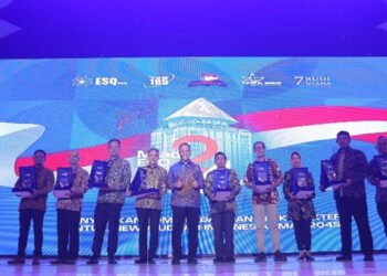 Founder ESQ Group Ary Ginanjar Agustian (keempat kiri) saat menyerahkan piala penghargaan Corporate Culture Awards kepada pemenang pada syukuran Milad ke-24 tahun Emotional Spiritual Quotient (ESQ), di Granada Ballroom Menara 165, Jakarta, Minggu (19/5/2024). Foto: ESQ