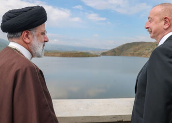 Presiden Iran Ebrahim Raisi (kiri) sedang meresmikan bendungan bersama Presiden Azerbaijan, Ilham Aliyev (kanan). (Sky News)