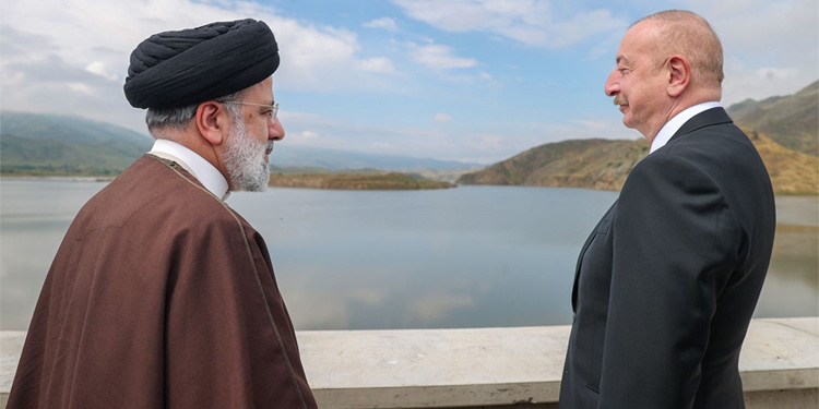 Presiden Iran Ebrahim Raisi (kiri) sedang meresmikan bendungan bersama Presiden Azerbaijan, Ilham Aliyev (kanan). (Sky News)