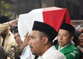 Jenazah Gus Aam saat di salatkan di Masjid KH Abdurrahman Wahid di Gedung PP GP Ansor, Jakarta Pusat, Senin (6/5/2204) pukul 23.00 WIB. (foto : ist)