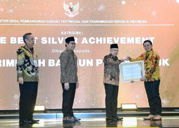 Wakil Presiden Republik Indonesia, Ma’ruf Amin menyerahkan penghargaan CSR & PDB Awards 2024 kepada Head of External Relations Harita Nickel Latif Supriadi, di Jakarta, Selasa (7/5/2024). Foto: Harita Nickel