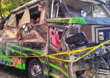 Bus Trans Putera Fajar rusak berat akibat terguling di Kecamatan Ciater, Kabupaten Subang, pada Minggu, 12 Mei 2024. Foto: Dok Humas Kemenhub