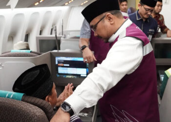 Menteri Agama Yaqut Cholil Qoumas berbincang dengan calon jemaah haji di dalam pesawat, saat melepas keberangkatan 388 jemaah haji kelompok terbang (kloter) pertama Embarkasi Jakarta - Pondok Gede (JKG-01) di Bandar Udara (Bandara) Soekarno-Hatta, Minggu (12/5/2024) dini hari. Foto: Dokumen Kemenag RI