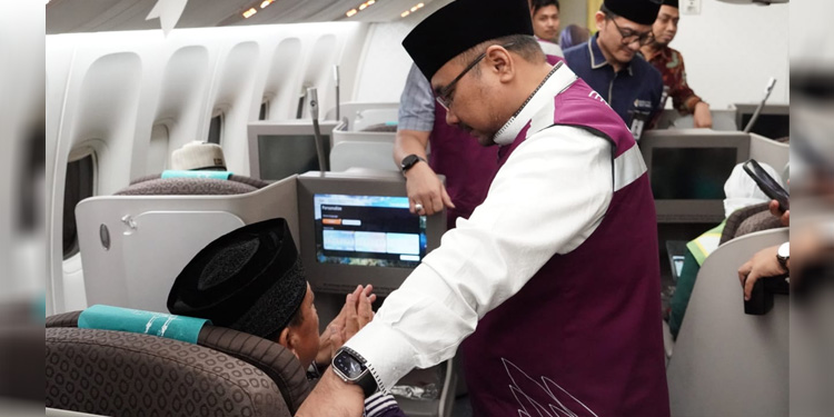 Menteri Agama Yaqut Cholil Qoumas berbincang dengan calon jemaah haji di dalam pesawat, saat melepas keberangkatan 388 jemaah haji kelompok terbang (kloter) pertama Embarkasi Jakarta - Pondok Gede (JKG-01) di Bandar Udara (Bandara) Soekarno-Hatta, Minggu (12/5/2024) dini hari. Foto: Dokumen Kemenag RI