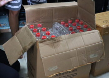 Bea Cukai Jember Bersama Satpol PP Kabupaten Jember sita 59 liter minuman mengandung etil alkohol (MMEA) ilegal. Foto: Humas Bea Cukai