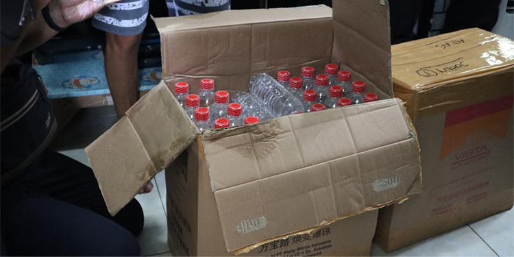 Bea Cukai Jember Bersama Satpol PP Kabupaten Jember sita 59 liter minuman mengandung etil alkohol (MMEA) ilegal. Foto: Humas Bea Cukai
