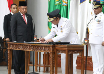 Al Muktabar saat dilantik untuk ketiga kalinya sebagai Pj Gubernur Banten oleh Mandagri Tito Karnavian. (Humas Kemendagri)