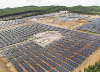 Pembangkit Listrik Tenaga Surya (PLTS) Ibu Kota Negara (IKN) 50 MegaWatt (MW) dibangun di lahan dengan luas 80 hektare dengan 21.600 panel surya dan mampu menyerap tenaga kerja lokal hingga 337 pekerja. Foto: PLN NP