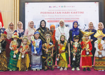 Bunda PAUD Provinsi Bangen Ny Tine Al Muktabar dalam karnaval budaya anak usia dini. (foto humas Pemprov Banten)