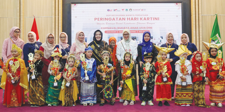 Bunda PAUD Provinsi Bangen Ny Tine Al Muktabar dalam karnaval budaya anak usia dini. (foto humas Pemprov Banten)