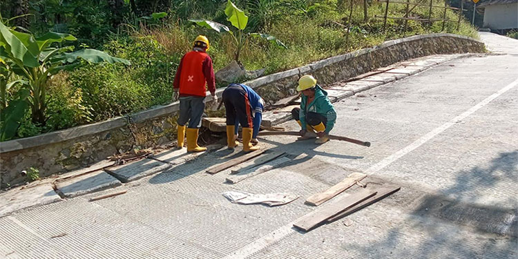Sejumlah pekerja dari PT Cipta Optima melakukan perbaikan ruas jalan Pasir Kuray- Cisitu yang mengalami kerusakan akibat pergeseran tanah. (Dok. PT. Cipta Optima)