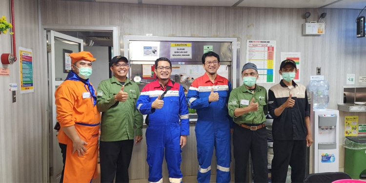 Direktur Utama PT Patra Drilling Contractor (PDC) Faried Iskandar Dozyn (kedua kanan) mengunjungi dan melihat salah satu unit usaha Food and Lodging Services (FLS) PDC, Kamis (25/4/2024). Foto: PDC