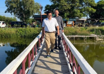 Jembatan di Desa Cemara Kulon, Kecamatan Losarang, Kabupaten Indramayu dibangun atas inisiasi Kelompok Tani Hutan (KTH) Cemara Kulon dibantu dari Pertamina Hulu Energi Offshore North West Java (PHE ONWJ). Foto: PHE ONWJ