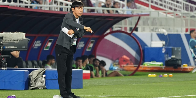 Pelatih timnas Indonesia Shin Tae-yong saat memberikan instruksi kepada anak asuhnya pada Piala Asia U-23 di Qatar. Foto: Dok PSSI