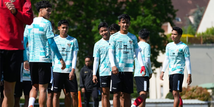Para pemain timnas Indonesia U-23 saat melakukan sesi latihan jelang laga play-off Olimpiade Paris 2024. (Dok PSSI)