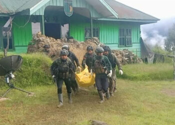 Proses evakuasi korban tewas OPM di Papua oleh TNI. Foto: Dokumen TNI