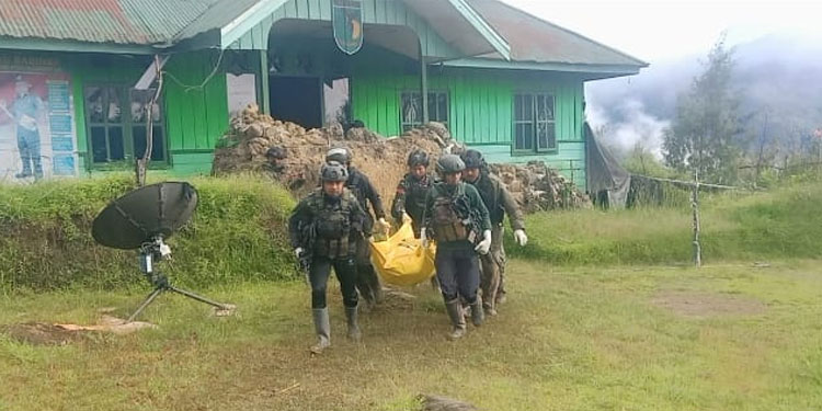 Proses evakuasi korban tewas OPM di Papua oleh TNI. Foto: Dokumen TNI