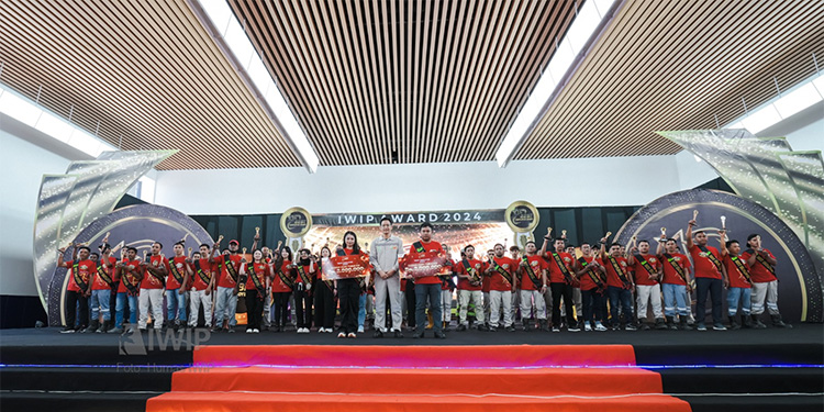 PT. Indonesia Weda Bay Industrial Park (IWIP) kembali memberikan penghargaan kepada ratusan karyawan melalui ajang IWIP Award 2024, pada Rabu (1/5/2024, di Tanjung Ulie, Kabupaten Halmahera Tengah, Provinsi Maluku Utara. Foto: IWIP