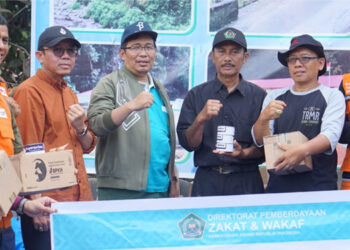 Direktur Pemberdayaan Zakat dan Wakaf Kemenag, Waryono Abdul Ghafur (Koas Hijau pakai topi). (Dok. Kemenag)