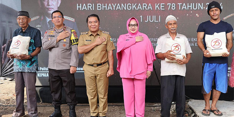 Penjabat (Pj) Gubernur Banten Al Muktabar menghadiri HUT Ke-78 Bhayangkara bersama Kepala Kepolisian Daerah Banten Irjen Pol Abdul Karim. (Humas Pemprov Banten)