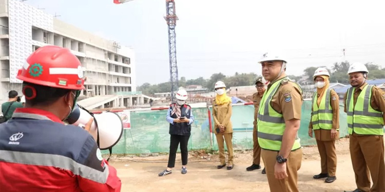 Bupati Tangerang periode 2018-2023, Ahmed Zaki Iskandar saat meninjau pembangunan RSUD Tigaraksa, Banten. (Dok. Pemkab Tangerang)