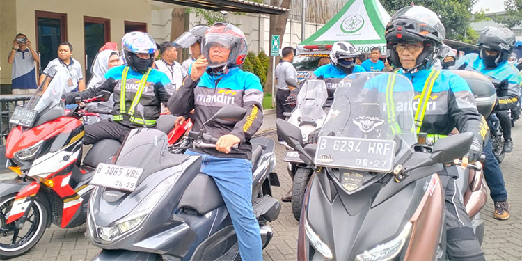Usia Bukan Penghalang, Prof Ojat Geber Kuda Besi Bersama UT Riders ke Puncak - touring - www.indopos.co.id